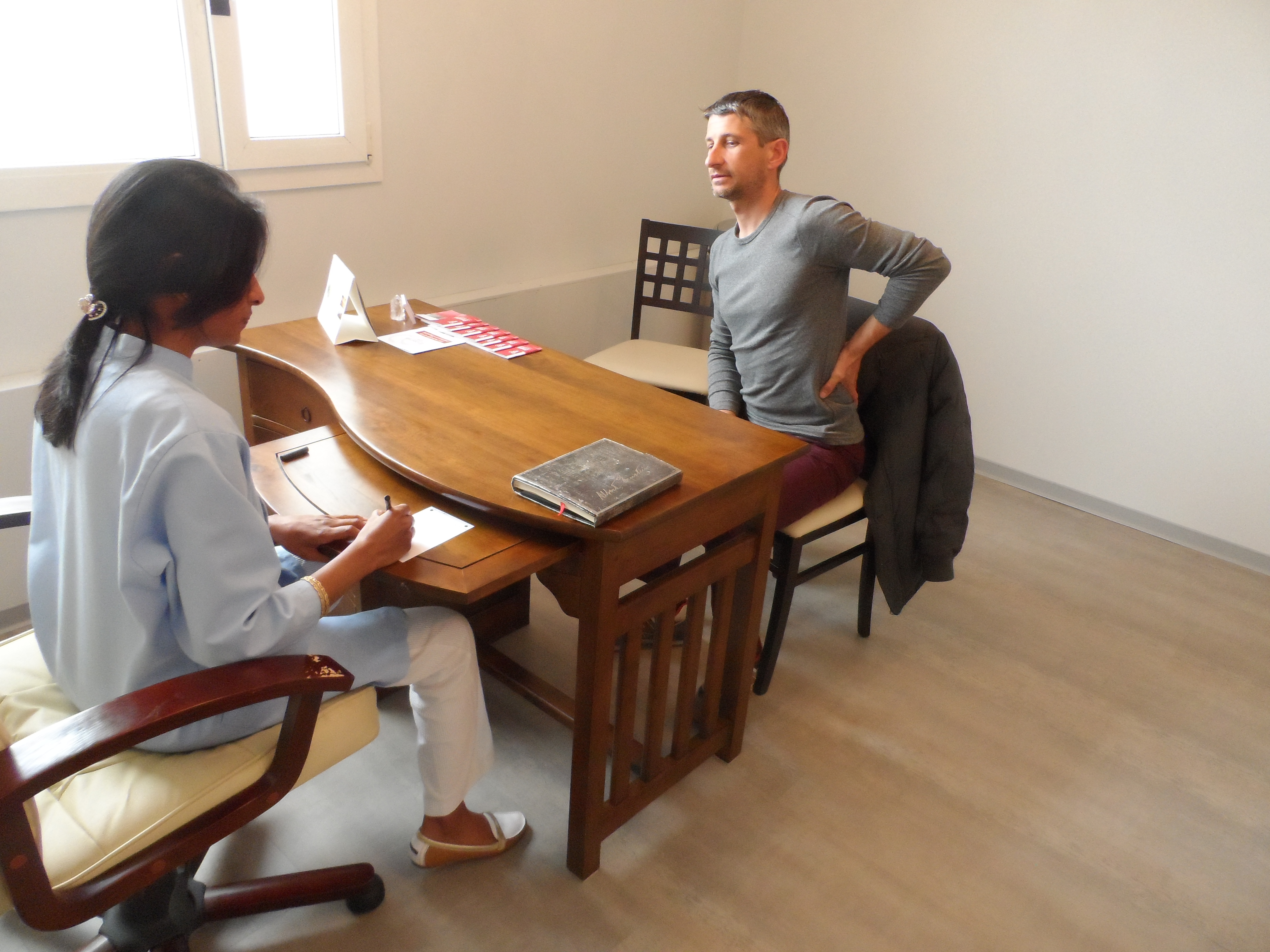 Étiopathe en train d'interroger un patient